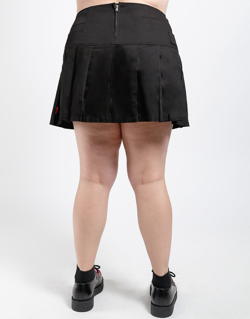 CURVE PLEATED HANDCUFF SKIRT